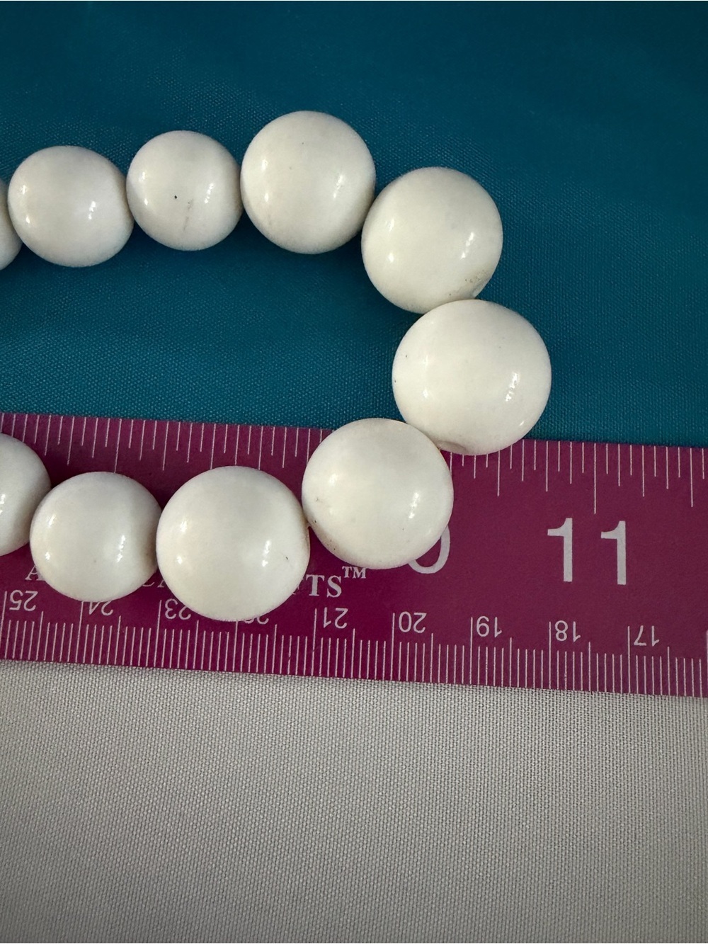 Vintage style graduated white bead necklace - Picture 4 of 4